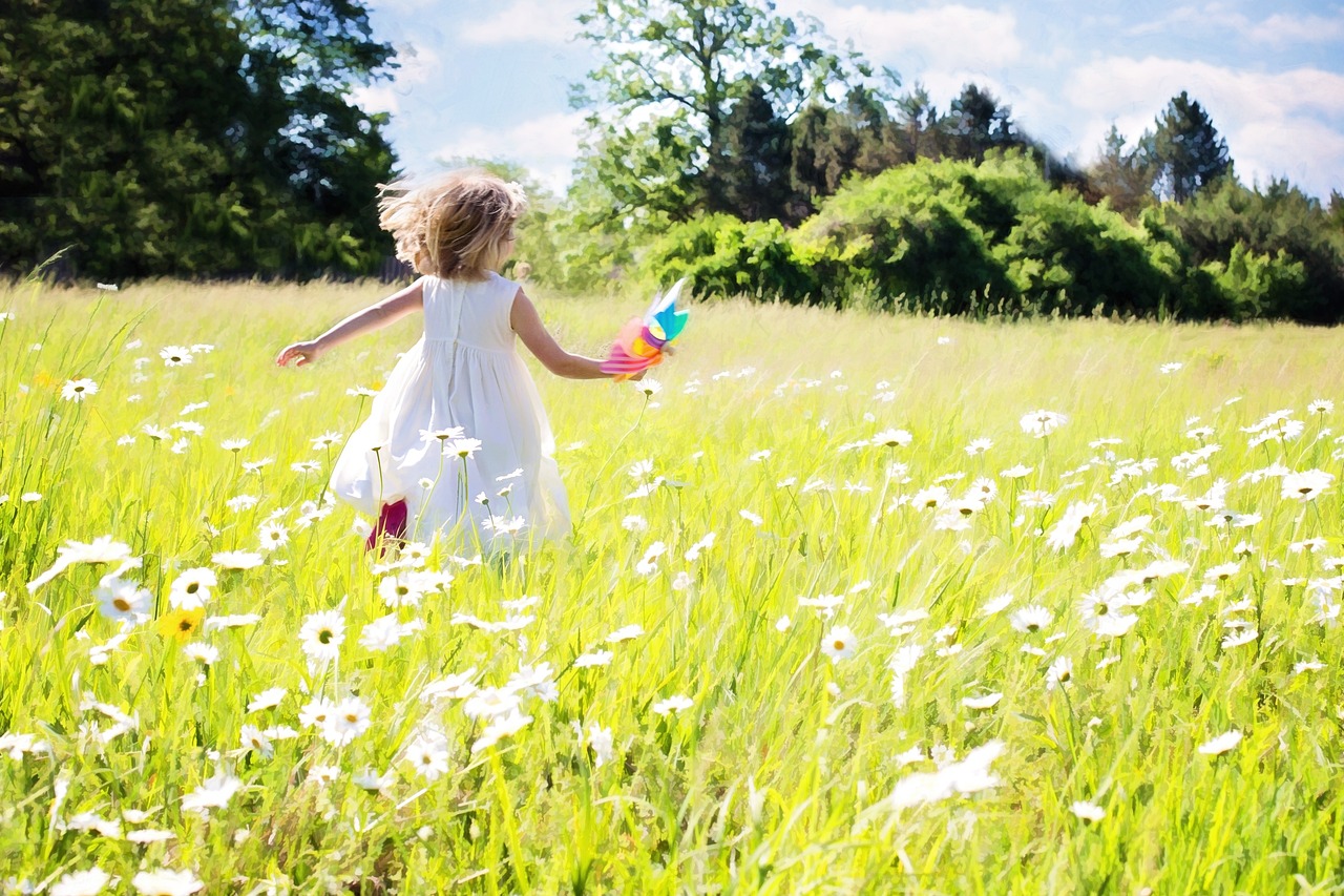 little-girl-running-795505_1280.jpg